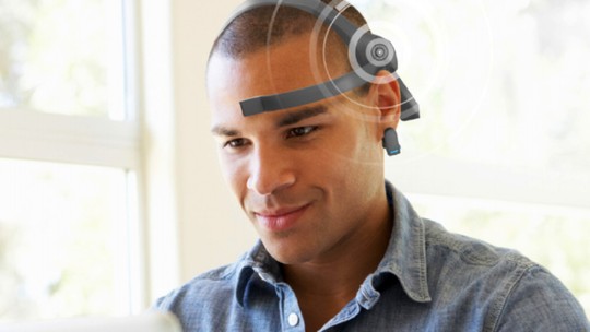 Aparelho lê sinais cerebrais e permite controlar objetos com a mente; veja como ele funciona - Criado por empresa americana, o dispositivo transforma ondas cerebrais em comandos e foi usado para mover carrinhos, bonecos e até um mini-helicóptero.