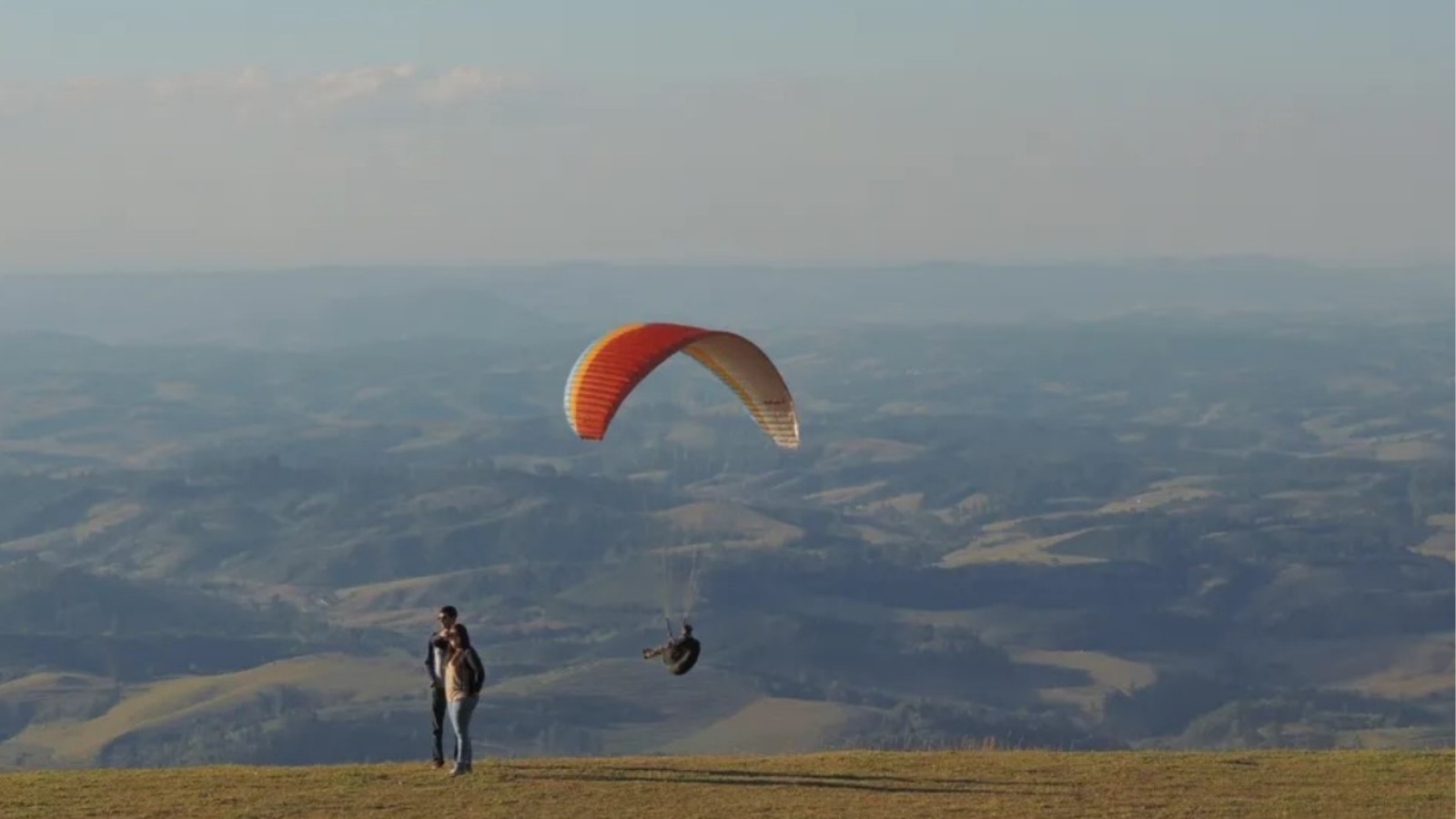 Homem fica ferido após queda de paraglider em rampa de voo livre de Poços de Caldas, MG