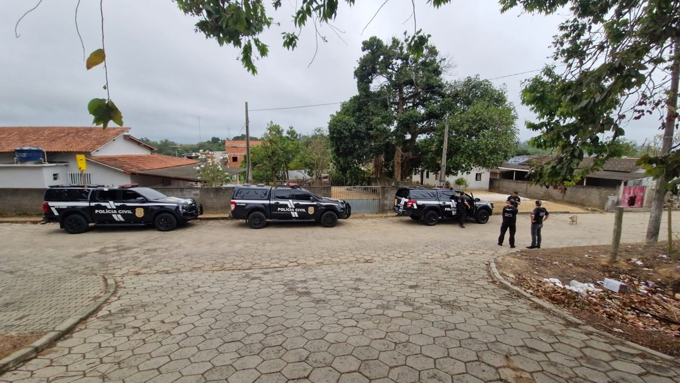Cinco homens são presos e dois adolescentes apreendidos em operação da PC no Norte do Espírito Santo. — Foto: PCES