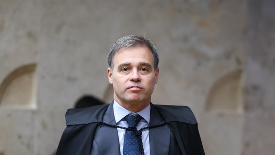 É #FAKE que André Mendonça falou que Bolsonaro sofre perseguição no STF; vídeo foi adulterado com inteligência artificial - Ferramenta de deteção apontou 95% de chances de IA ter sido usada para fabricar áudio atribuído ao ministro no vídeo viral. Conteúdo usa como base gravação real de abril de 2025, que registrou voto do ministro em julgamento relacionado ao caso Marielle Franco.