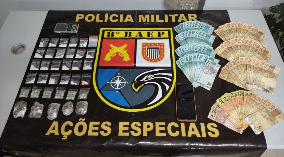 Policiais do 8º Baep apreenderam os entorpecentes e R$ 6.770 na residência do suspeito, em Presidente Prudente (SP) — Foto: 8º Baep