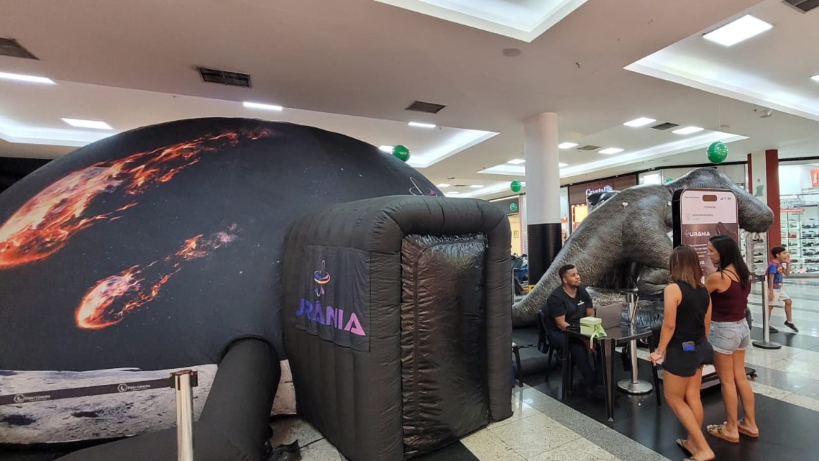 Atração imersiva com dinossauros encanta famílias no Pátio Limeira Shopping