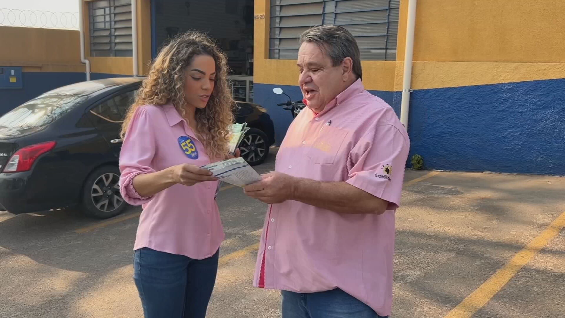 Suéllen Rosim, candidata a reeleição em Bauru, conversa com motoristas no cruzamento da Avenida Rodrigues Alves com a Rua Aureliano Cardia