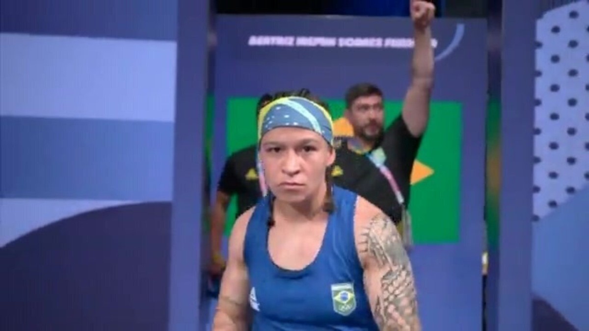 Boxeadora Bia Ferreira estreia com vitória em Paris