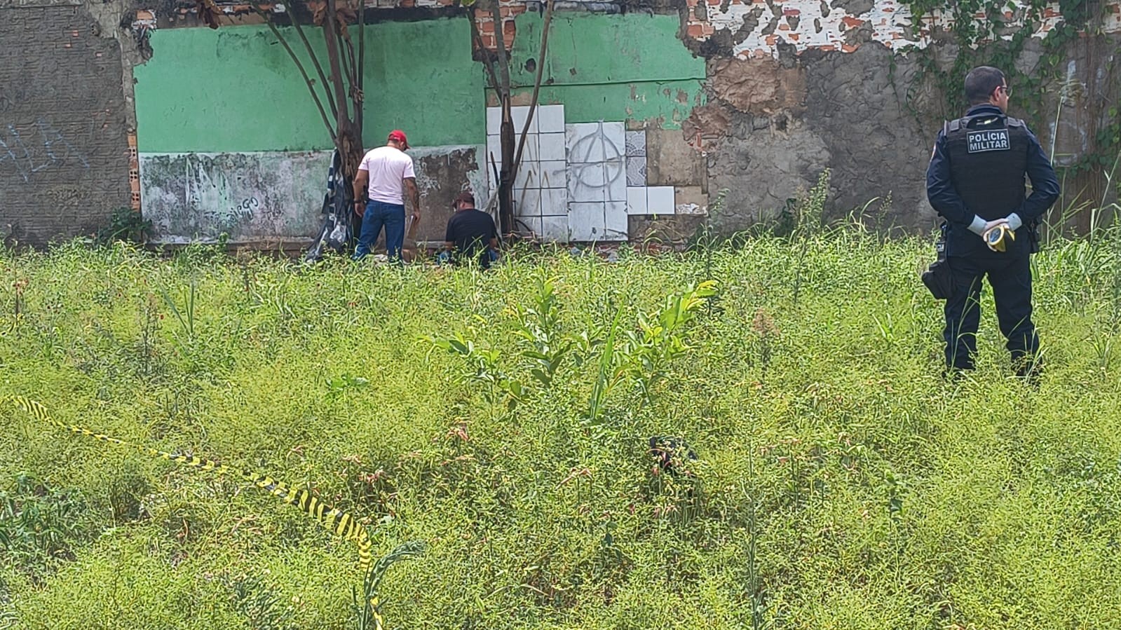 Mulher seminua é encontrada morta em terreno baldio de Porto Velho