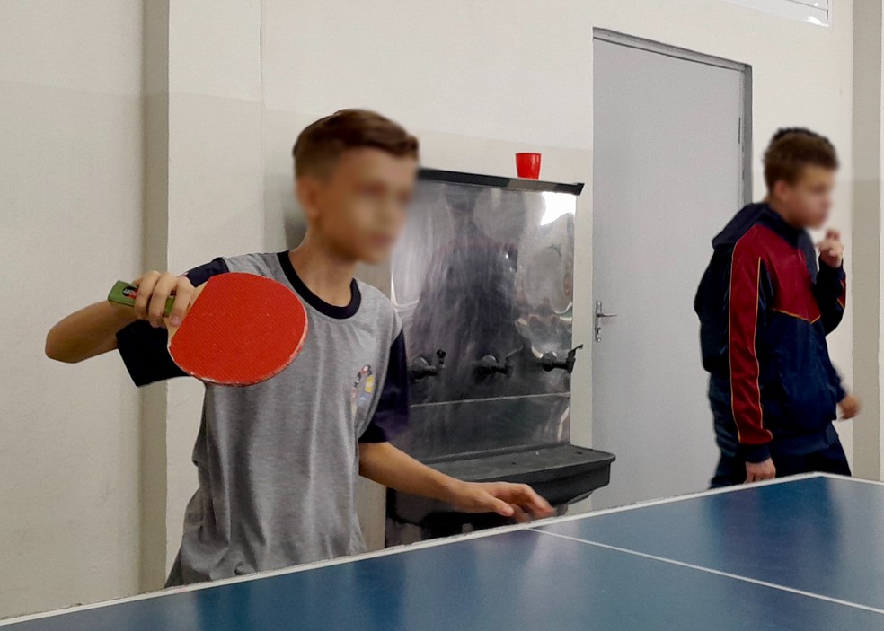 Estudante jogando ping-pong durante o horário de almoço em escola estadual de ensino integral na Zona Sul de SP — Foto: Renata Bitar/g1