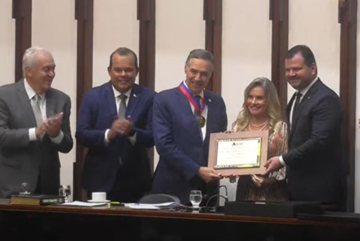 Ministro Luís Roberto Barroso recebe título de cidadão baiano e Comenda 2 de Julho em Salvador 