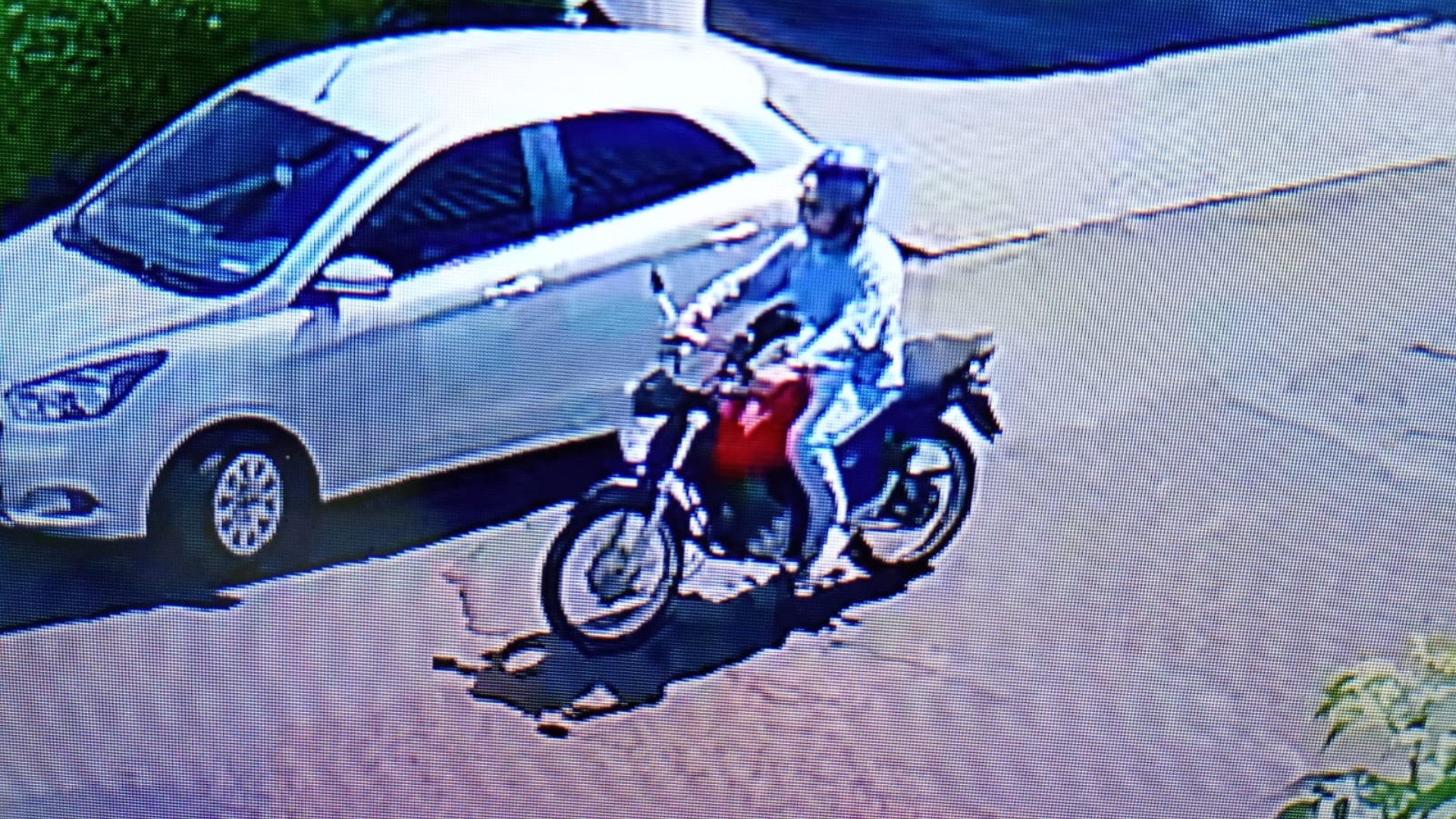 VÍDEO: Homem joga ácido em carro estacionado em MG; prejuízo foi de mais de R$ 40 mil