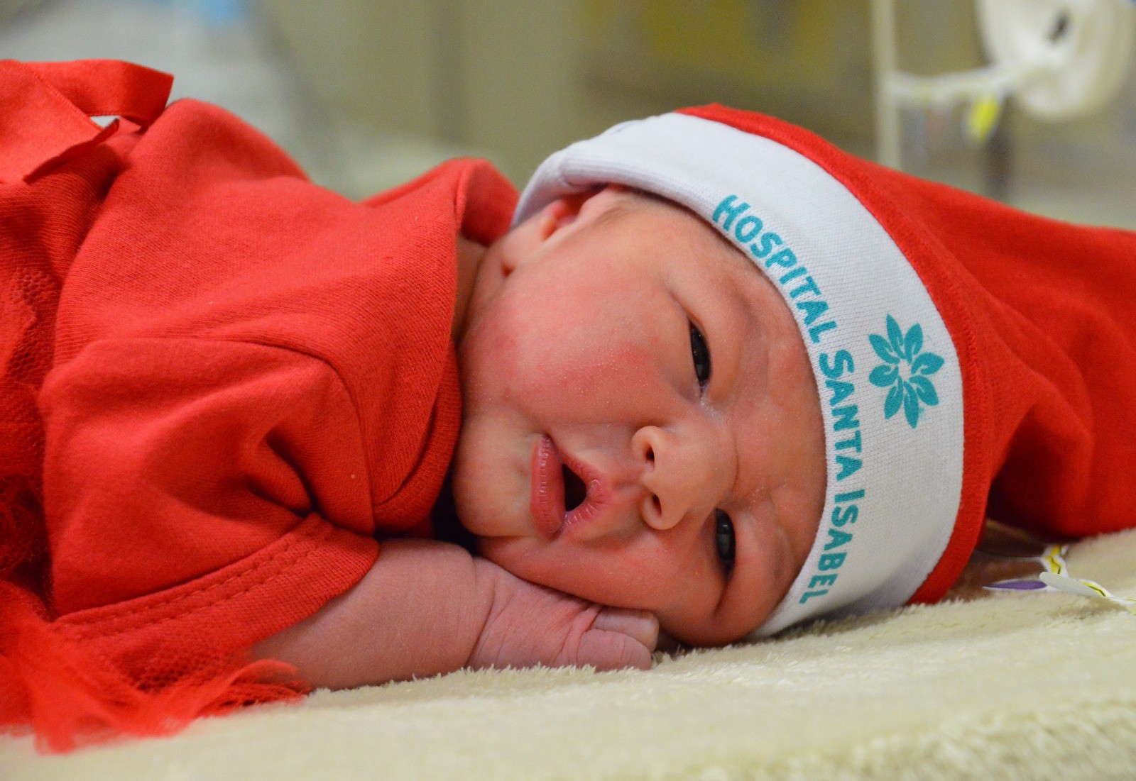 Hospital de SC veste bebês recém-nascidos com roupinhas de Natal; FOTOS