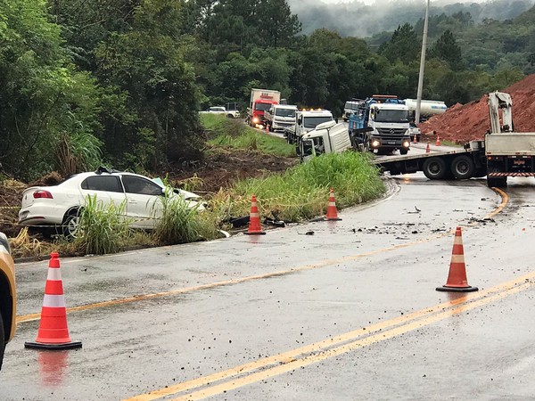 Padre morre em acidente entre carro e caminhão na RS-287 | G1