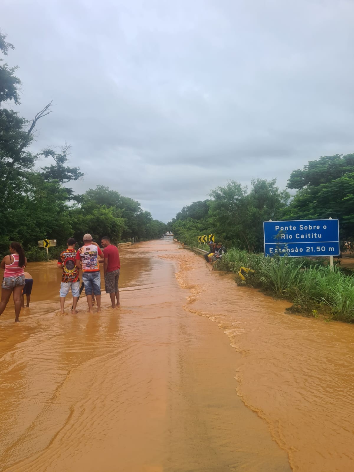 Ponte na MGC-122 é interditada após rio transbordar 