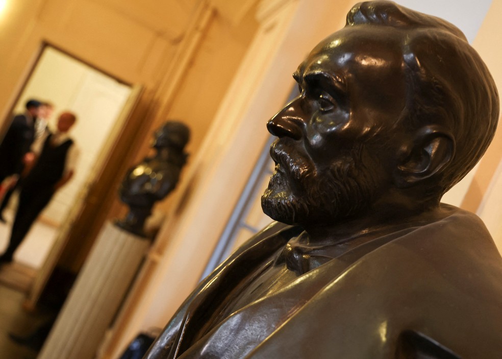 Busto de Alfred Nobel na Academia Sueca no dia em que o vencedor do Prêmio Nobel de Literatura de 2026 é anunciado, em Estocolmo. — Foto: REUTERS/ Tom Little