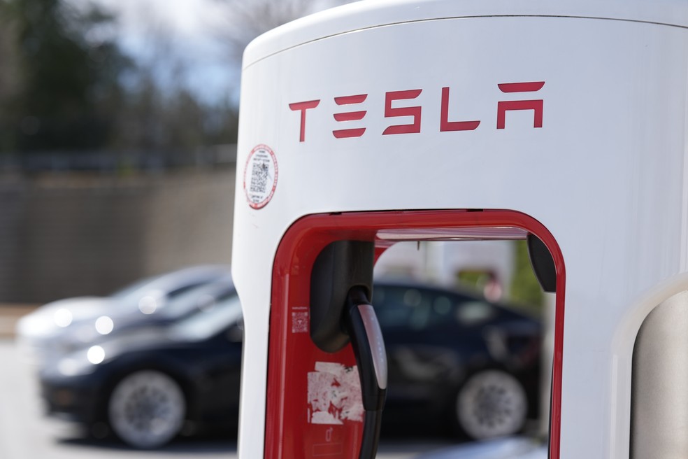 Veículos da Tesla em uma estação de recarga. — Foto: Mike Stewart/ AP Photo