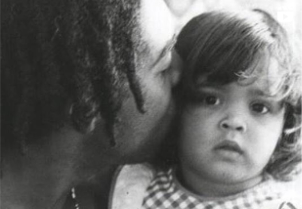 Preta Gil e Gilberto Gil em 1974 — Foto: Redes sociais