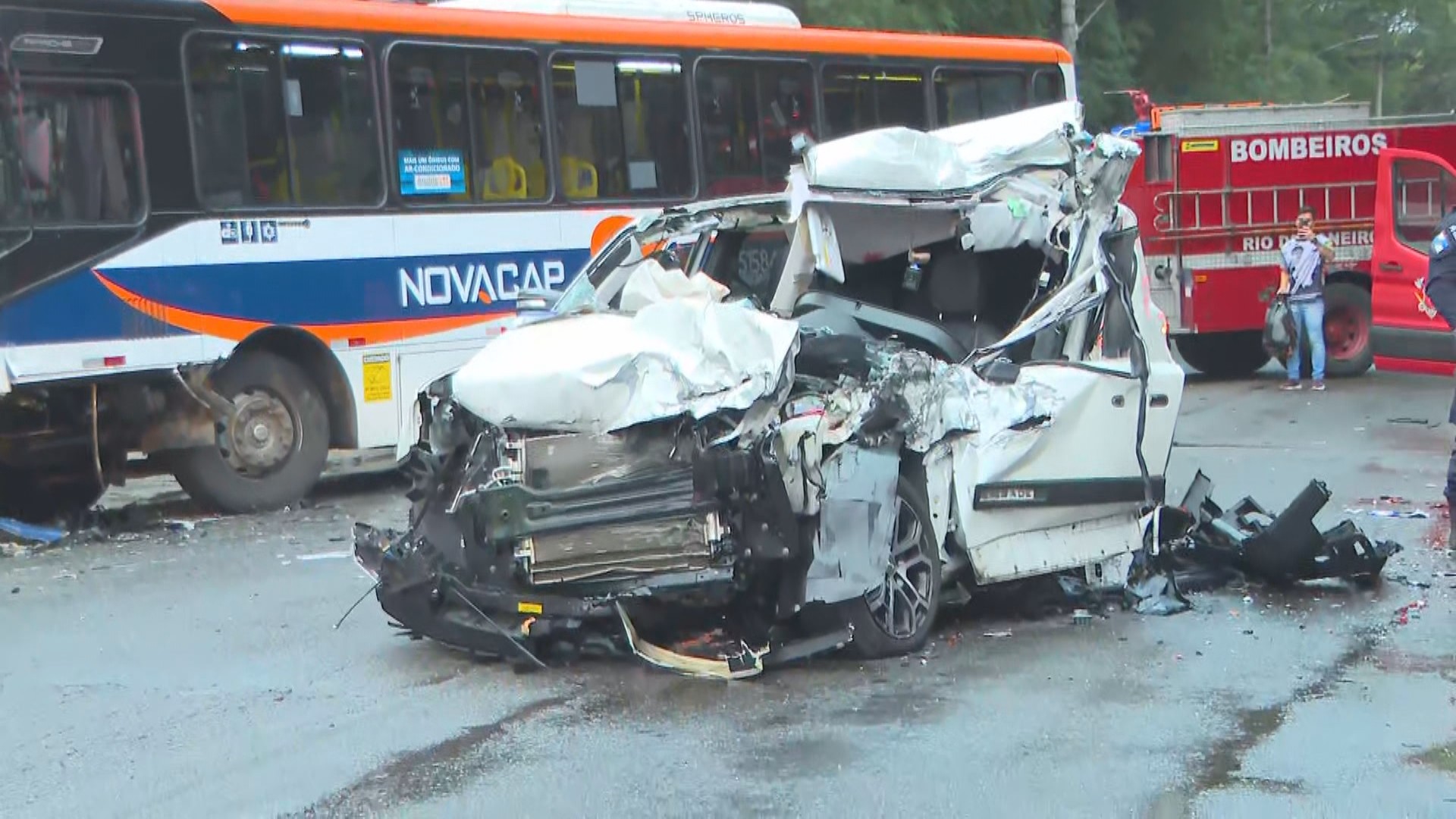 Acidente entre carro e ônibus deixa um ferido e interdita rua em São Cristóvão