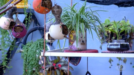 Artesãos usam materiais recicláveis e madeira para produzir obras de arte