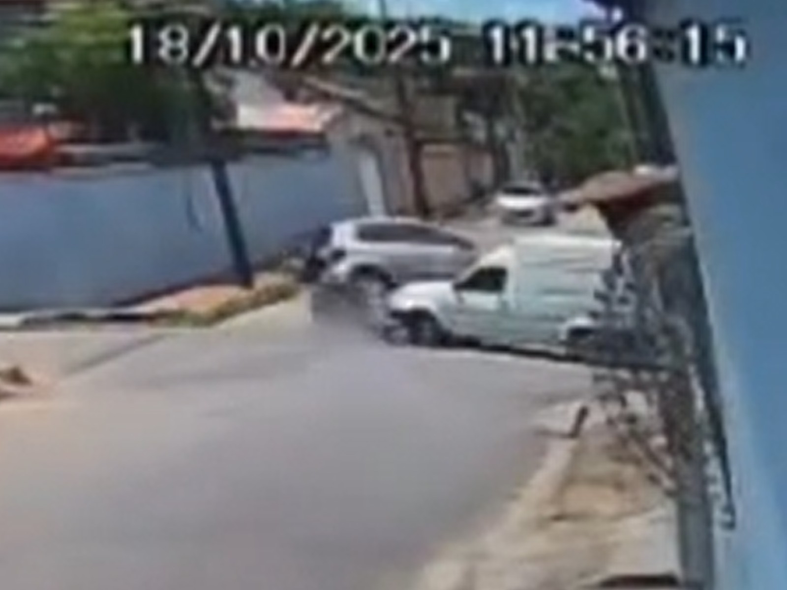 Carro capota durante colisão em cruzamento de Rio Branco; VÍDEO