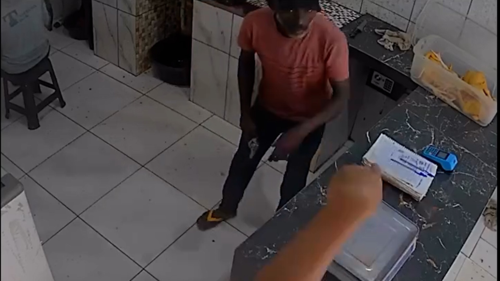 Suspeitos de roubarem comércio morrem em confronto com a polícia no MA; veja o momento do assalto