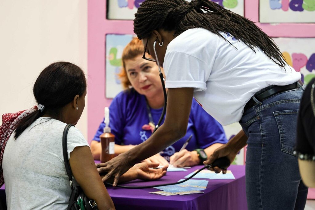 Serviços de saúde, prevenção e bem-estar são oferecidos para mulheres em shopping de Salvador