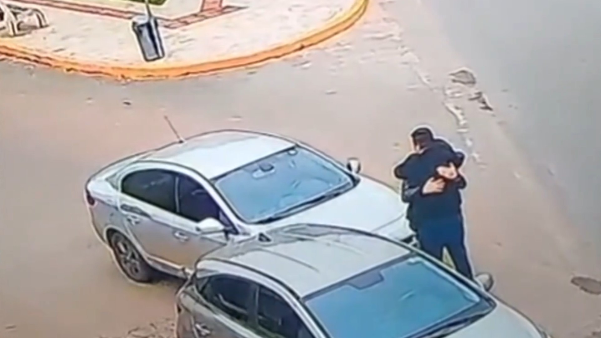 'Eu vi que ele não estava bem': motorista explica por que abraçou desconhecido após batida em carro