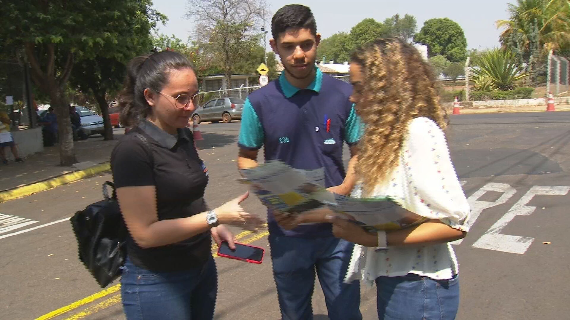 Candidata à reeleição em Bauru, Suéllen Rosim faz campanha no Distrito Industrial e promete zerar fila de creches