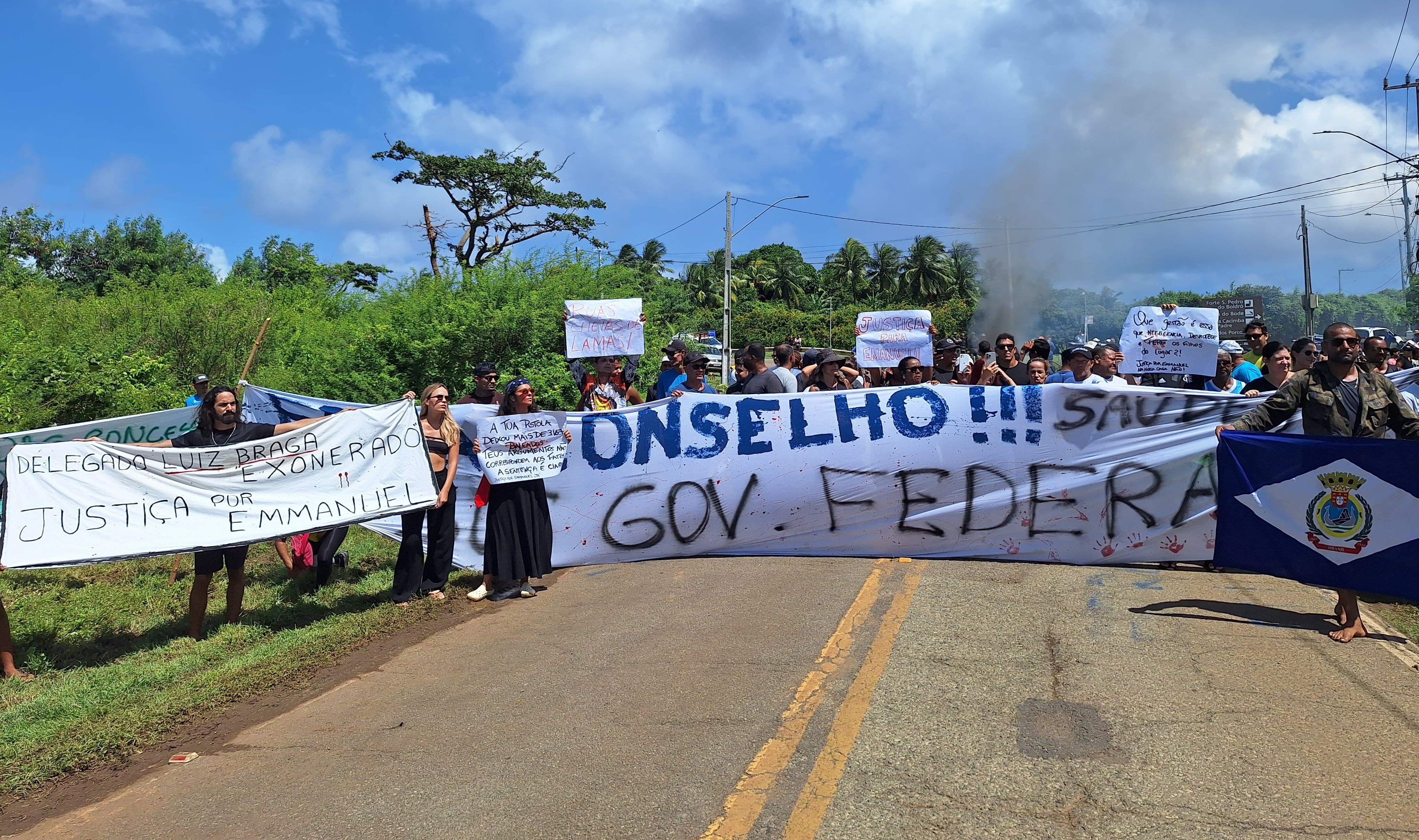 Protesto por justiça para ambulante baleado por delegado interdita única rodovia de Fernando de Noronha por mais de nove horas; VÍDEO