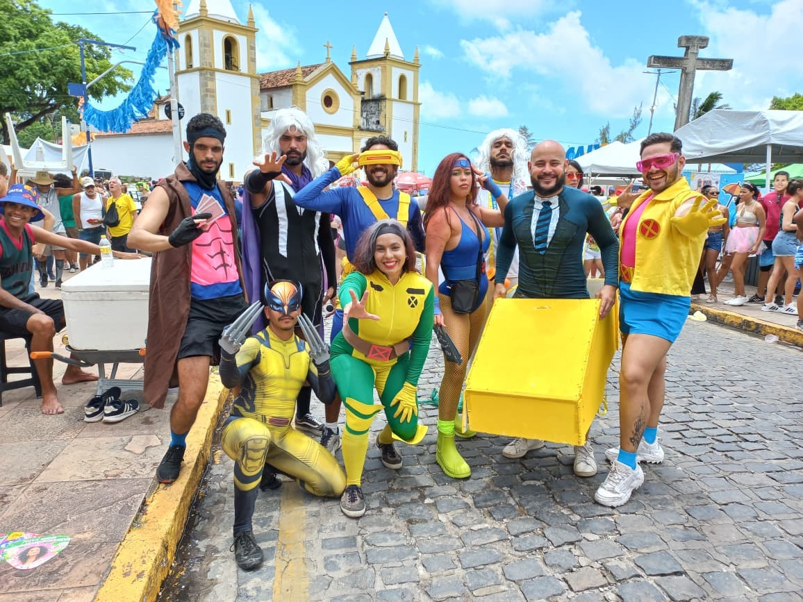 Com Homem-Aranha e X-Men, super-heróis invadem ladeiras de Olinda e 'salvam' carnaval no bloco Enquanto Isso na Sala da Justiça