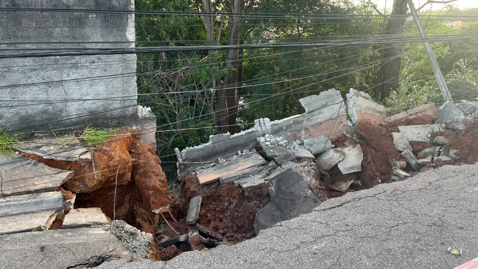 Poste ca&iacute;do ap&oacute;s cratera se abrir em S&atilde;o Jos&eacute; &mdash; Foto: Patrick C&eacute;sar/TV Vanguarda