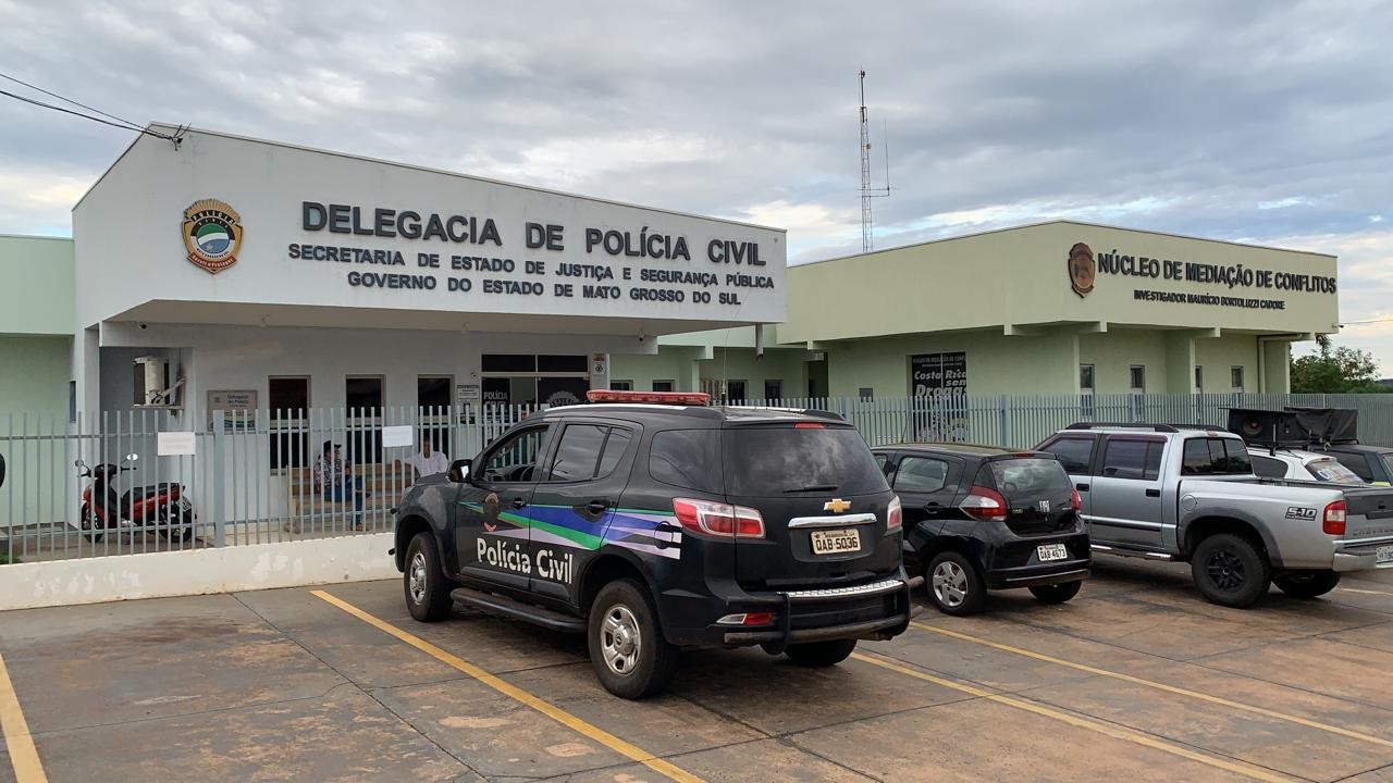 Motorista é preso em flagrante após atropelar pai e bebê na calçada em Costa Rica