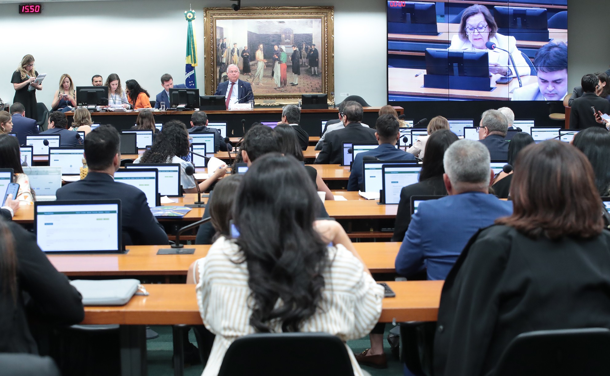 Comissão da Câmara aprova texto que permite anulação de decisões individuais de ministros do STF