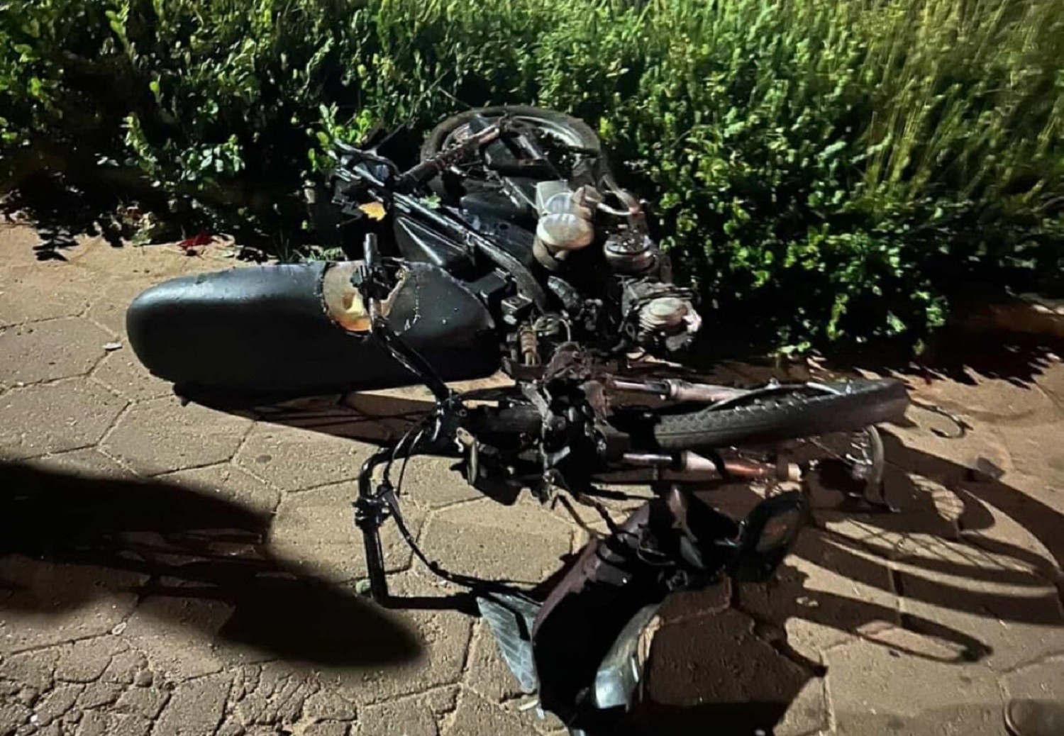 acidentes-deixam-dois-mortos-e-motos-destru-das-g1