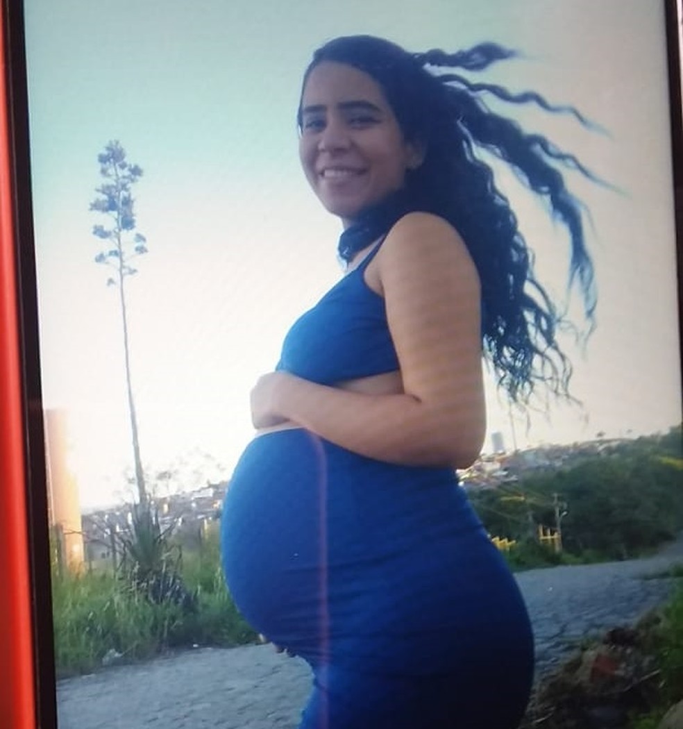 Adolescente de 17 anos estava grávida de 9 meses e morreu após sofrer descarga elétrica em extensão — Foto: Reprodução/TV Paraíba