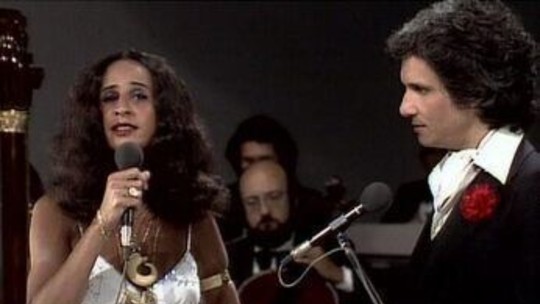 Roberto Carlos, Gilberto Gil, irmão Bob: amigos e familiares revelam bastidores da vida e da carreira de Maria Bethânia - Os depoimentos revelaram aspectos íntimos e profissionais da artista que é um dos maiores nomes da música brasileira.
