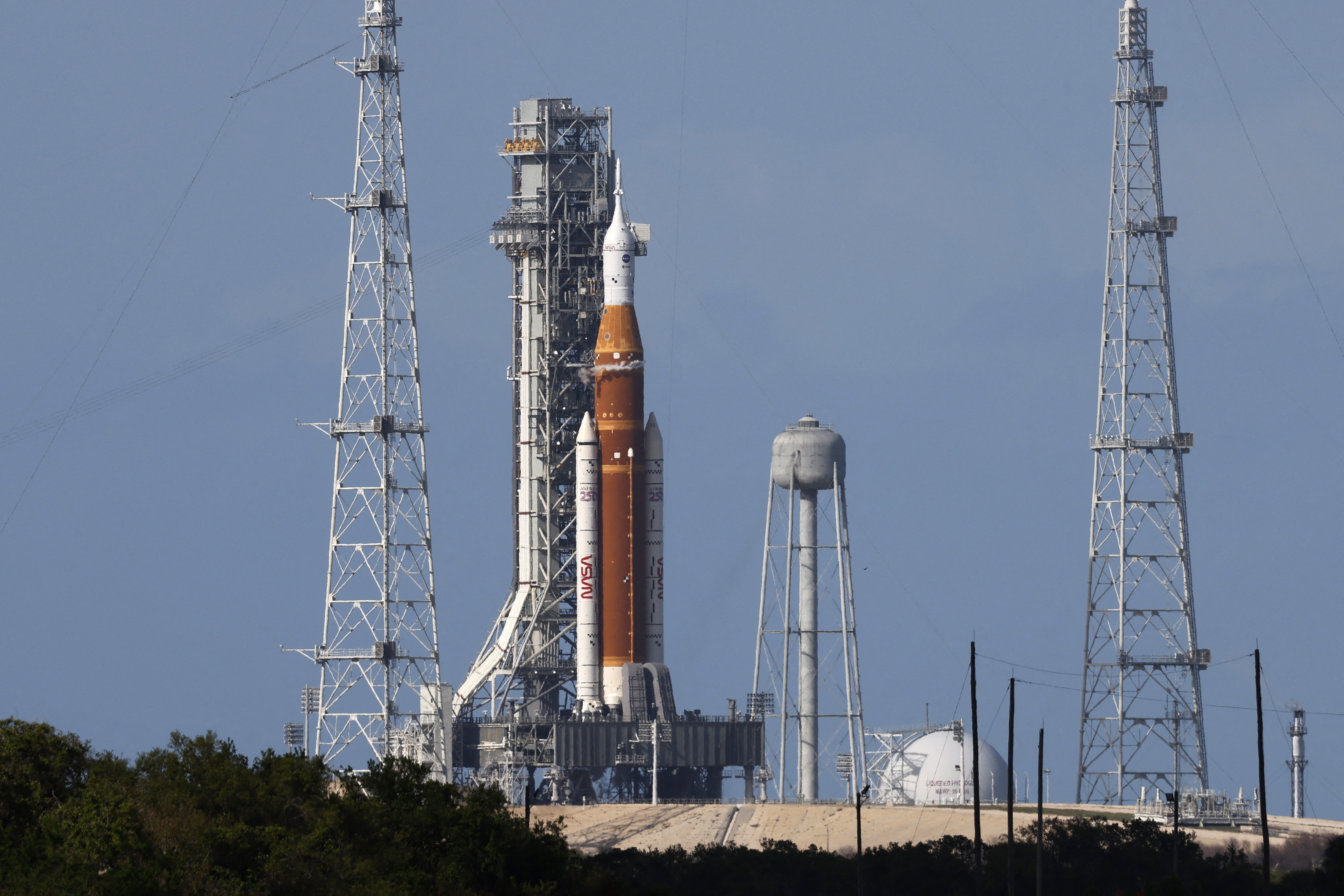 FOTOS: veja lançamento de missão histórica de sobrevoo da Lua