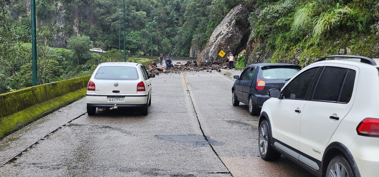 VÍDEO: rocha gigante cai sobre rodovia e interdita tráfego na Serra do Rio do Rastro, em SC
