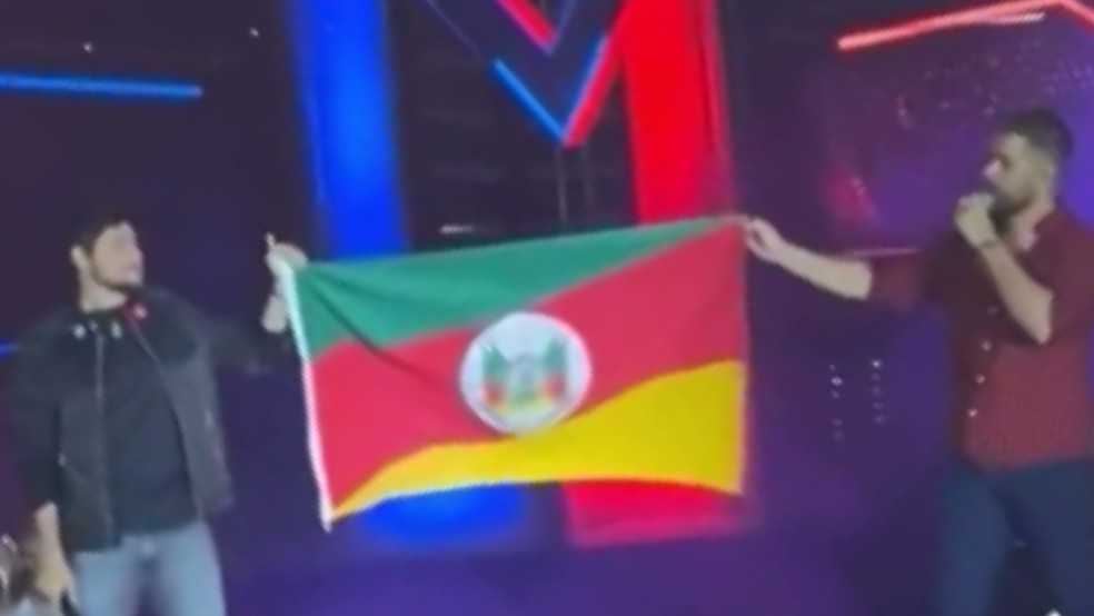 Zé Neto e Cristiano seguram a bandeira do Rio de Grande do Sul durante show em Cajamar (SP) — Foto: Reprodução/Instagram