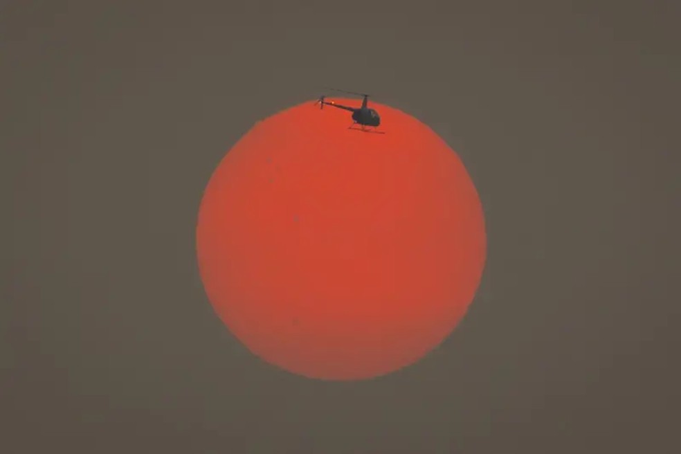 Fumaça dos incêndios deixou o sol alaranjado em São Paulo. A capital paulista vem liderando o ranking de pior qualidade do ar do mundo entre as metrópoles mundiais analisadas em tempo real do IQAir, superando Kinshasa, na República Democrática do Congo. Foto em 5 de setembro. — Foto: Isaac Fontana/EPA-EFE/REX/Shutterstock