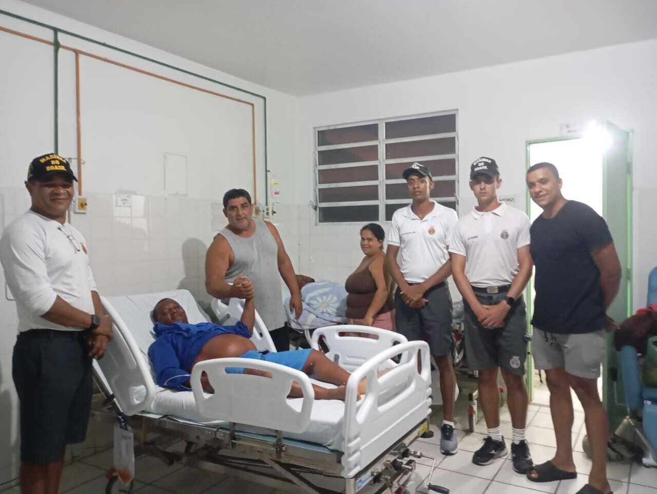 Pescador nada mais de 48h em busca de ajuda após barco com filho e irmão virar no extremo sul da Bahia