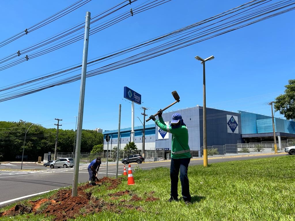 Semob inicia instalação de postes para semáforos em rotatória no entroncamento das avenidas Salim Farah Maluf e Ana Jacinta