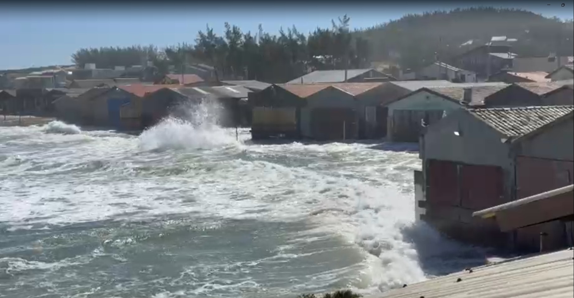 Ressaca faz mar invadir orla e avançar sobre ranchos de pesca com ondas de até 4 metros; VÍDEO
