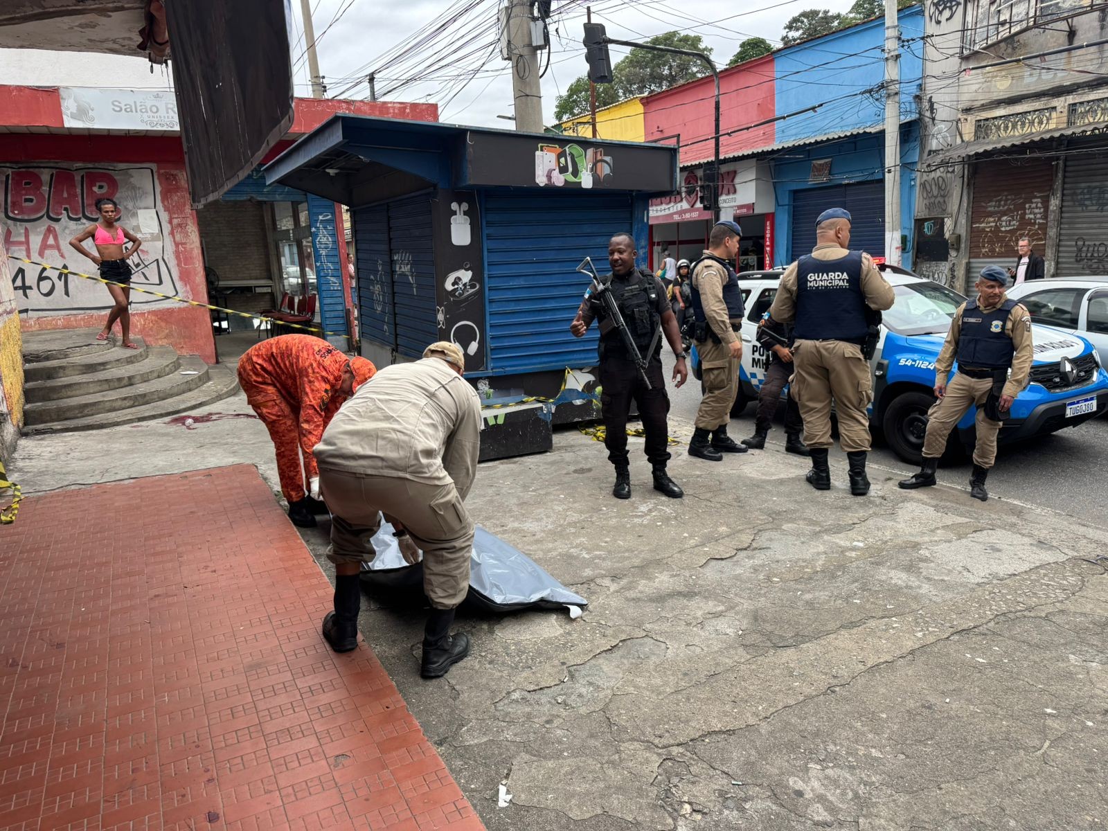 Jovens são executados a tiros embaixo de viaduto em Cascadura, na Zona Norte do Rio