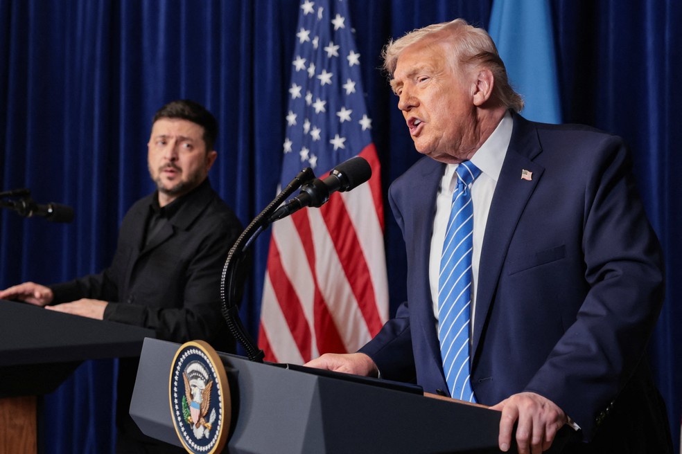O presidente dos EUA, Donald Trump (à direita), e o presidente da Ucrânia, Volodymyr Zelensky. — Foto: REUTERS/Jonathan Ernst