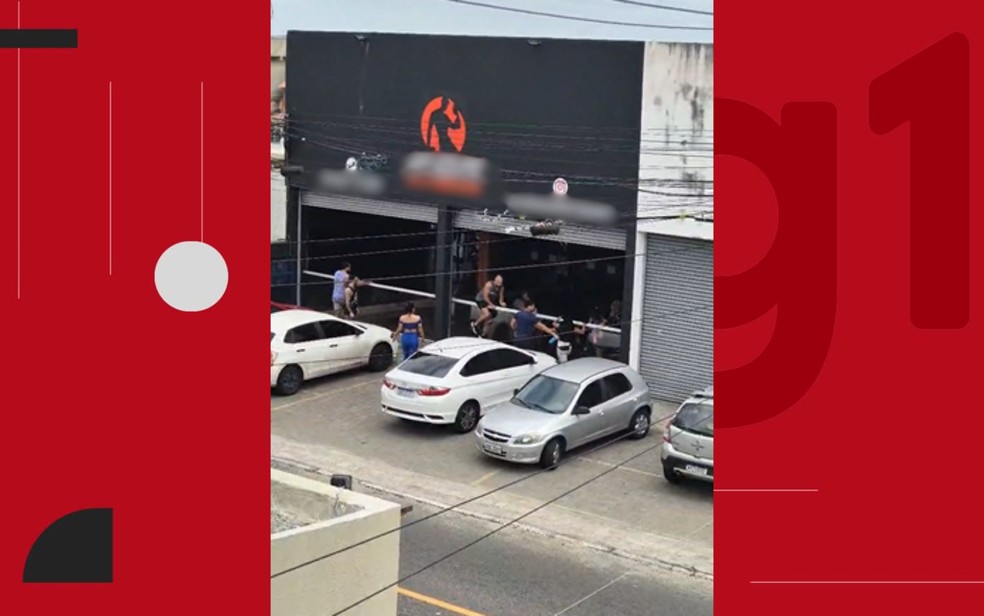 Alunos pularam portão para fugir após disparo — Foto: Redes sociais