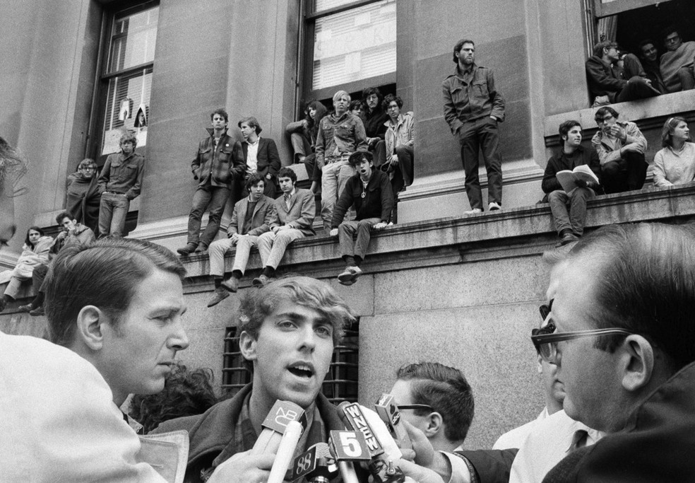 Líder estudantil concede entrevista durante ato estudantil na Universidade de Columbia, em 1968 — Foto: Associated Press/Arquivo