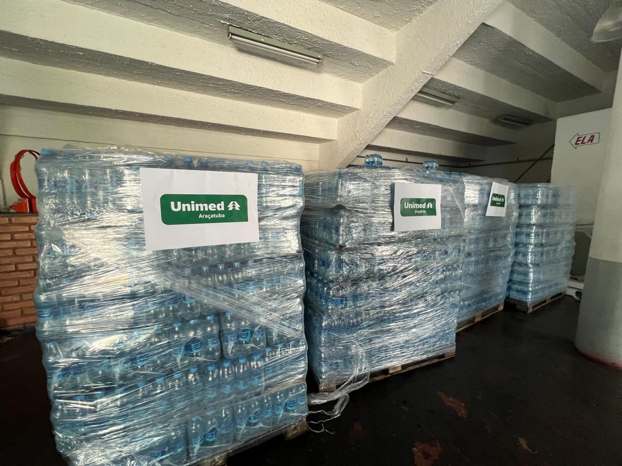 Unimed Araçatuba doa 15 mil garrafas de água mineral para auxiliar o Rio Grande do Sul