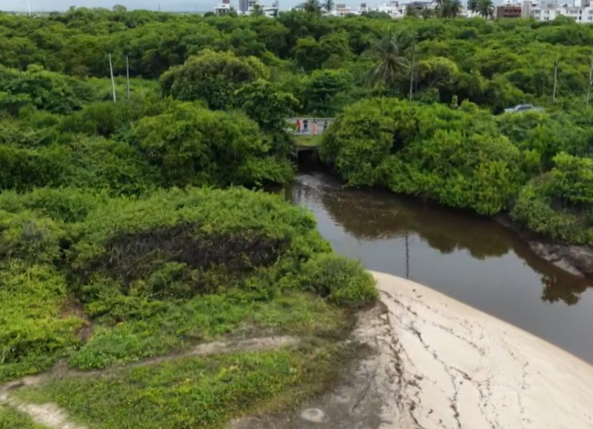 Material de água escura e com mau cheiro é coletado após desagua em praia da Grande João Pessoa