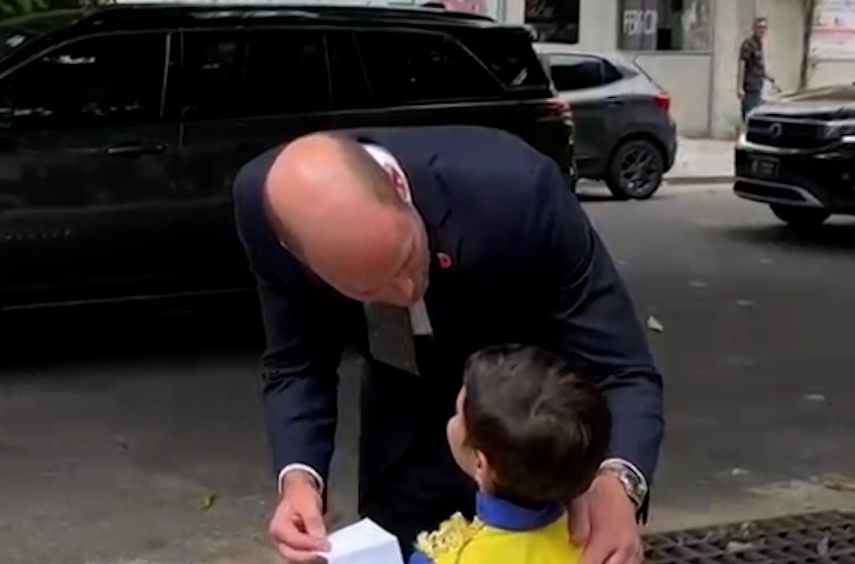 Em Belém para a Cúpula de Líderes, William visita museu e ganha carta de menino vestido de príncipe