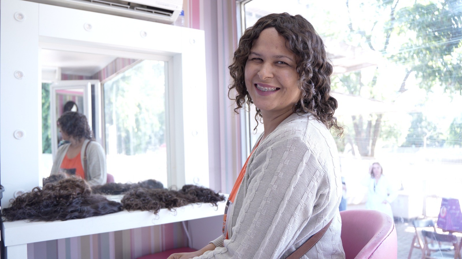 Pacientes em tratamento contra o câncer recuperam autoestima ao receber perucas em hospital