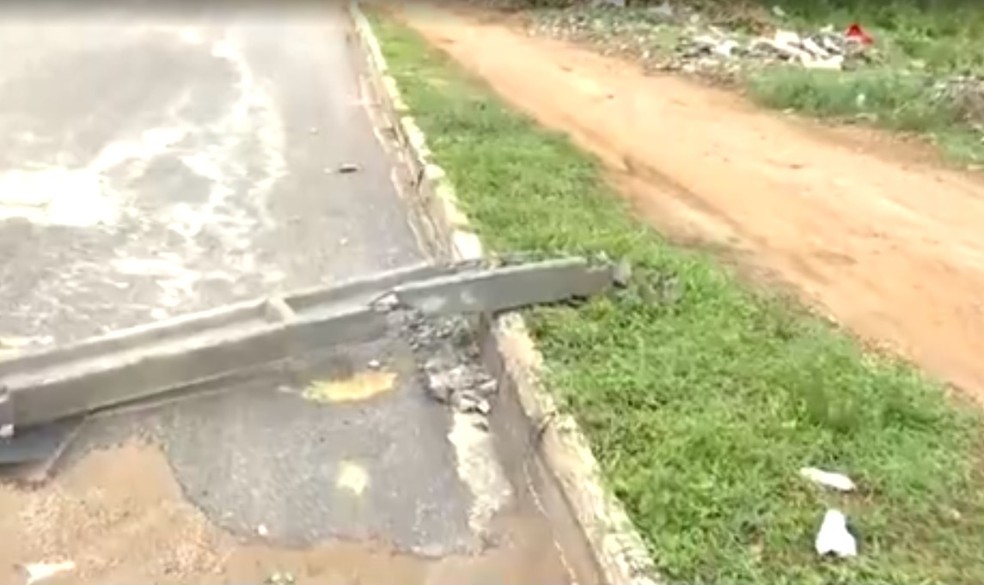 Ruas alagadas e quedas de energia após forte chuva em Vitória da Conquista — Foto: Reprodução/TV Bahia