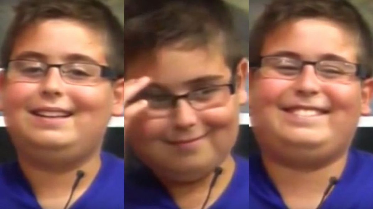 Menino não segura a risada durante a reza do terço ao vivo ( Vídeo  original) on Make a GIF